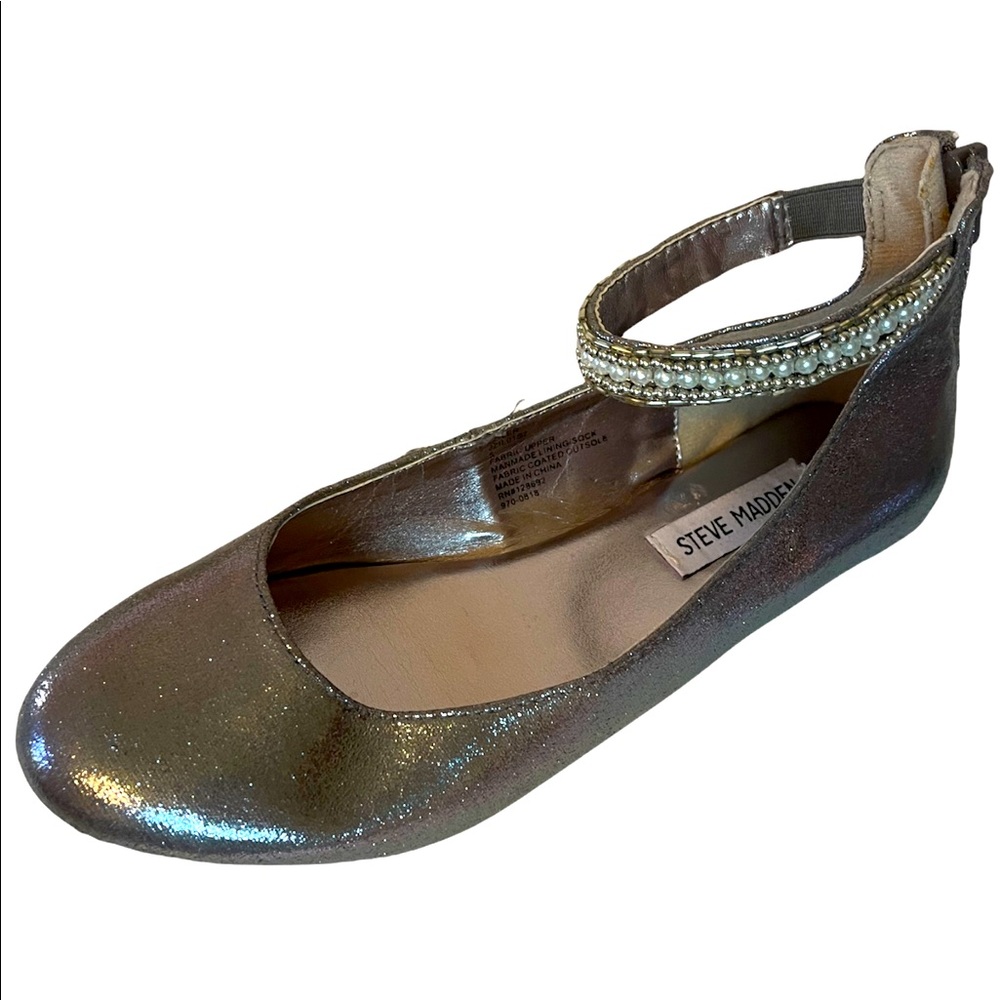 STEVE MADDEN Metallic Ballet Flats with Pearl Ankle Straps. Size 5